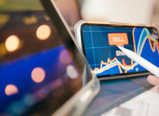 Handel på tværs af markeder med analyse af Bitcoin, Ethereum og forex-optioner